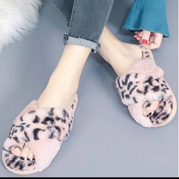 Leopard and pink open-toe fuzzy slippers - Picture 4 of 11